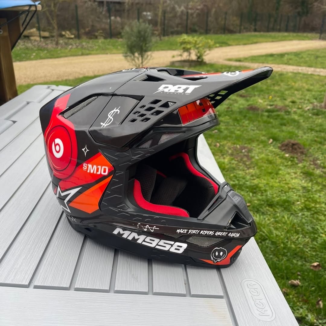 Exemple de casque décoré par RBT Visuals