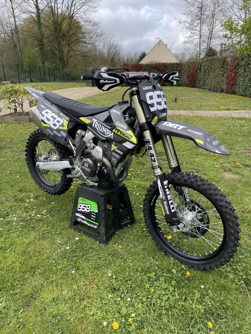 Exemple de kit déco moto personnalisé, vue de profil