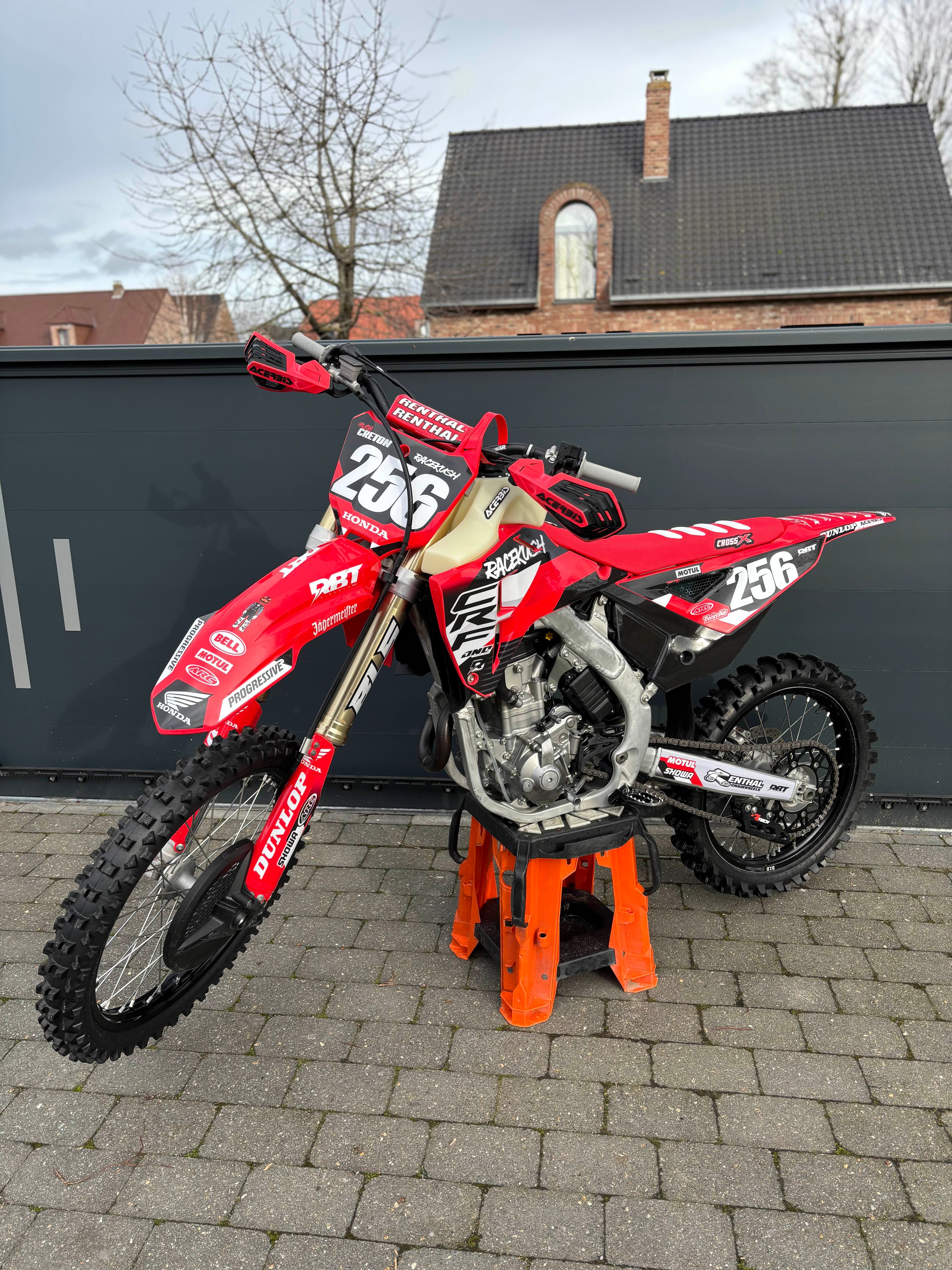 Moto équipée d'un kit déco 100% personnalisé RBT Visuals