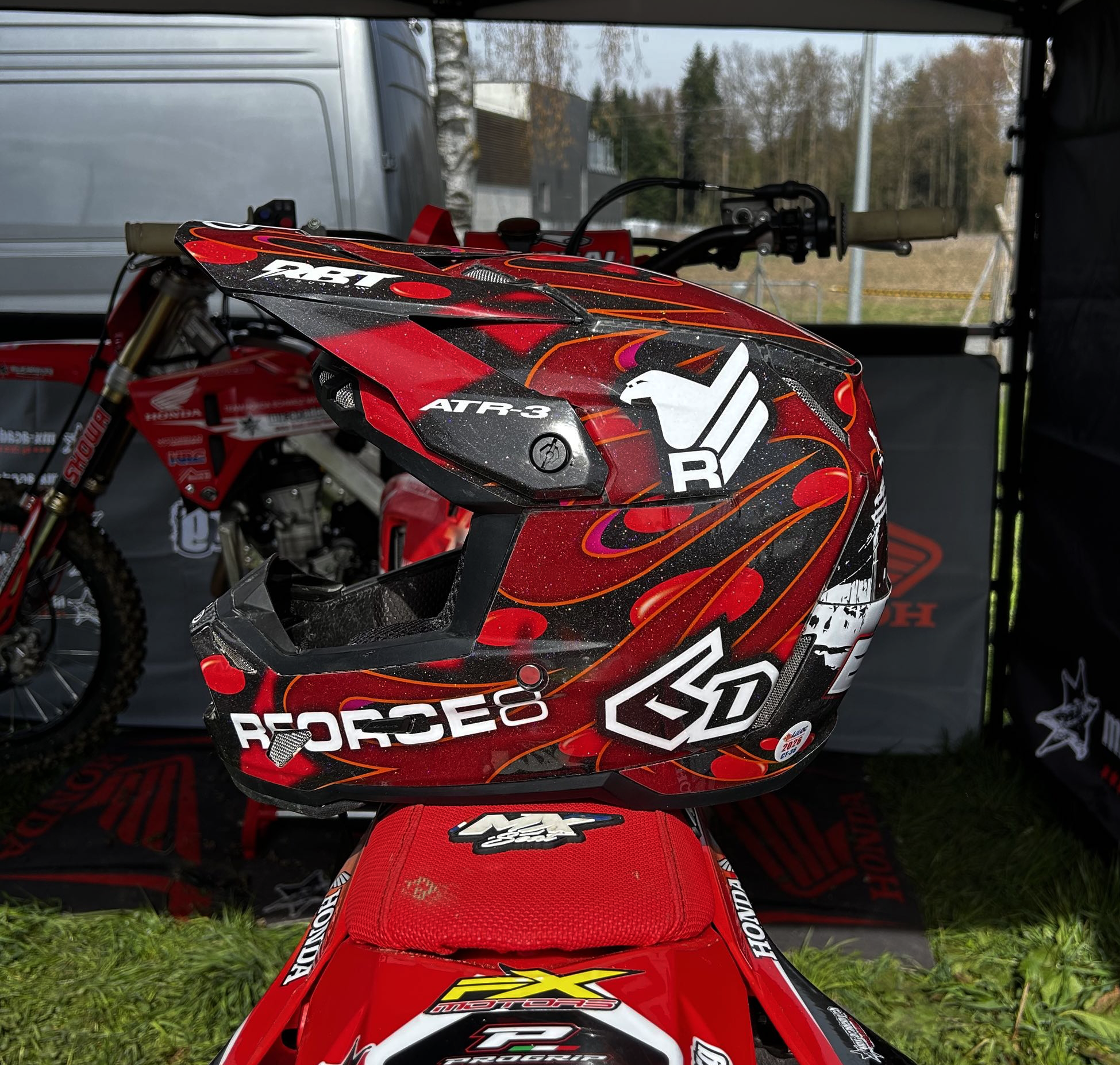 Casque motocross personnalisé avec kit déco RBT Visuals